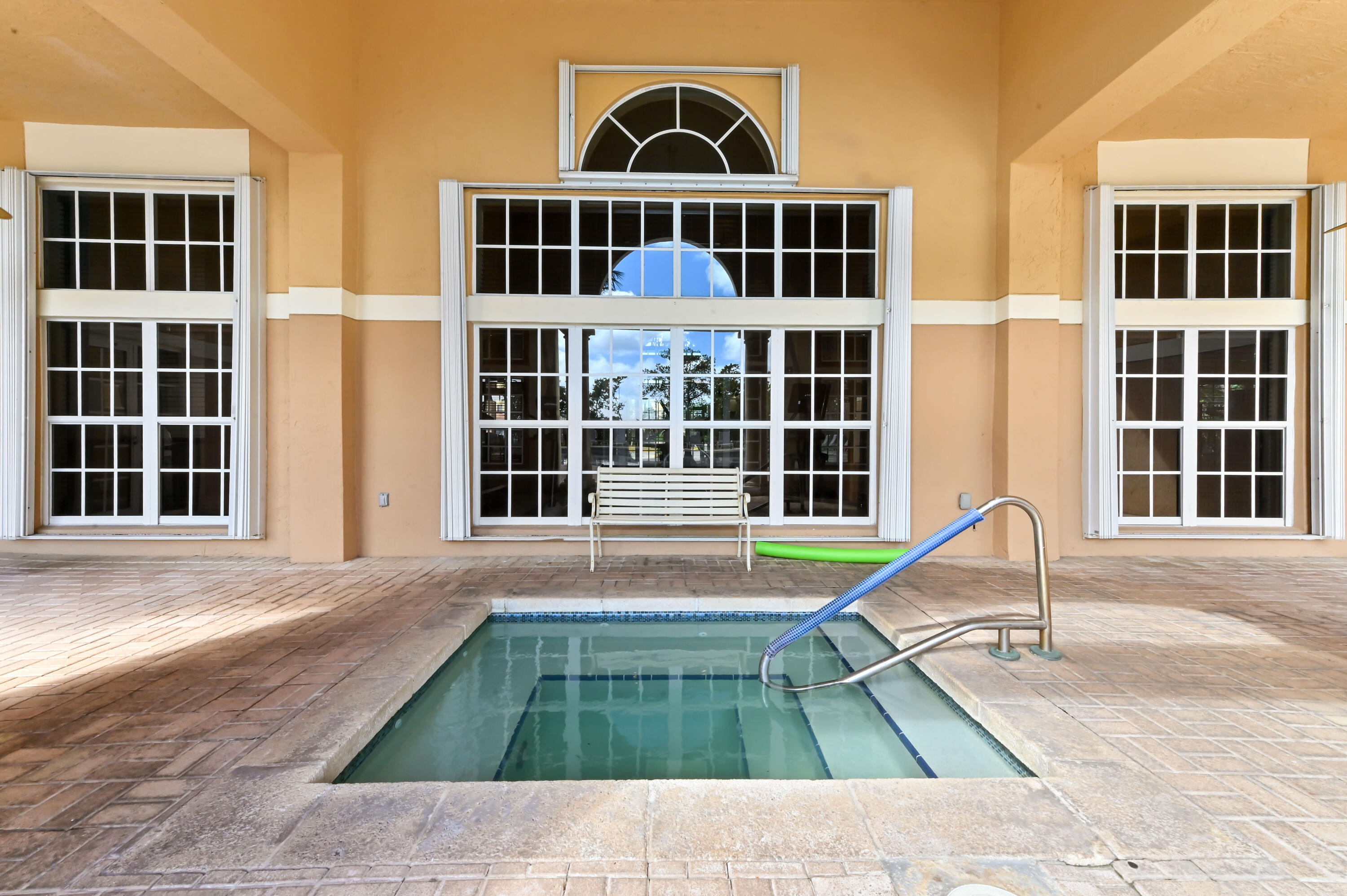 HYPOLUXOS MARINERS CAY CONDO - Residential