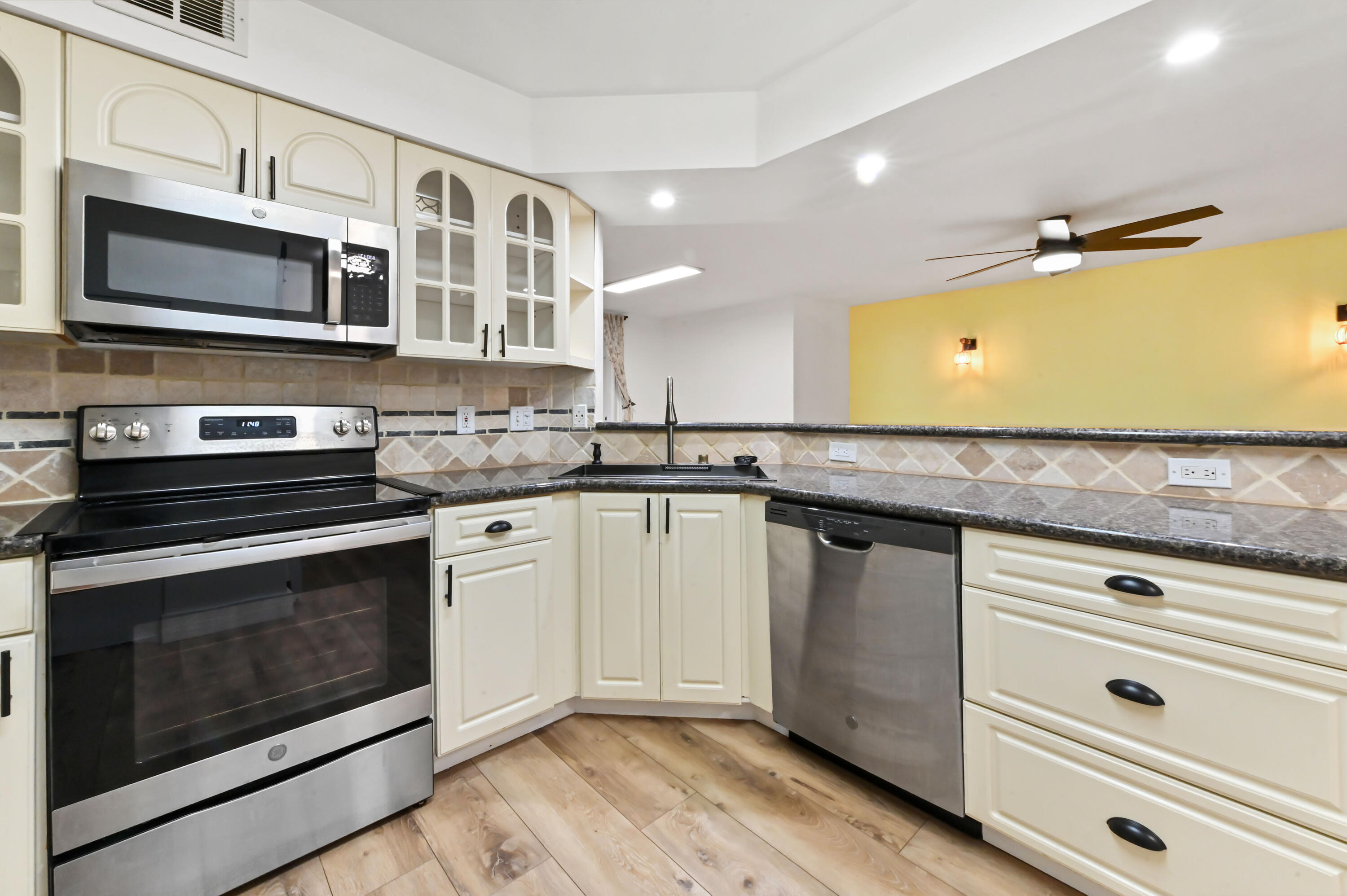 HYPOLUXOS MARINERS CAY CONDO - Residential