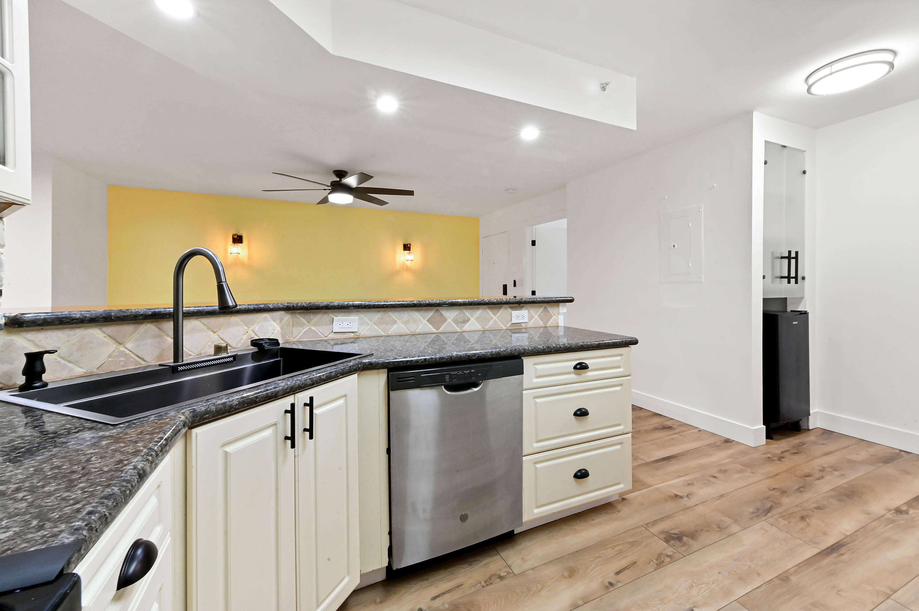 HYPOLUXOS MARINERS CAY CONDO - Residential