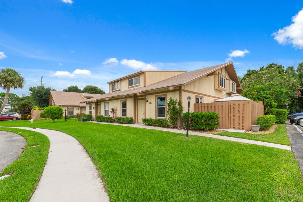 Photo of 333 Maplecrest Circle, Jupiter, FL 33458 (MLS # R11004269)
