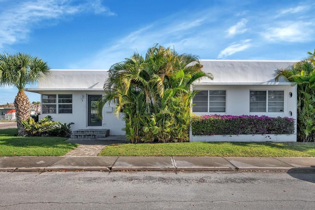 Photo of 902 N J Street, Lake Worth Beach, FL 33460 (MLS # R11166990)