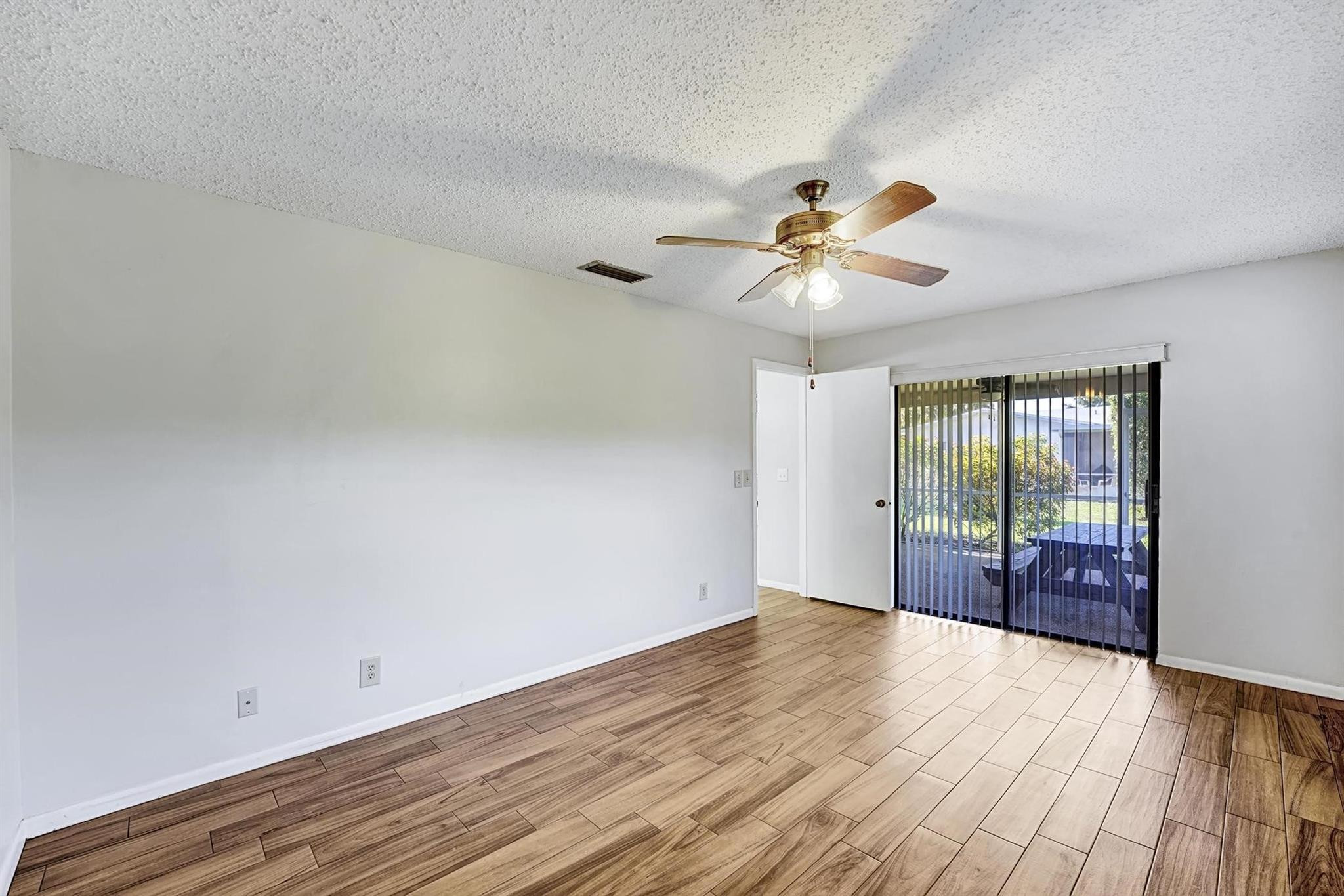 COCO WOOD LAKES SEC 1 - Residential Lease