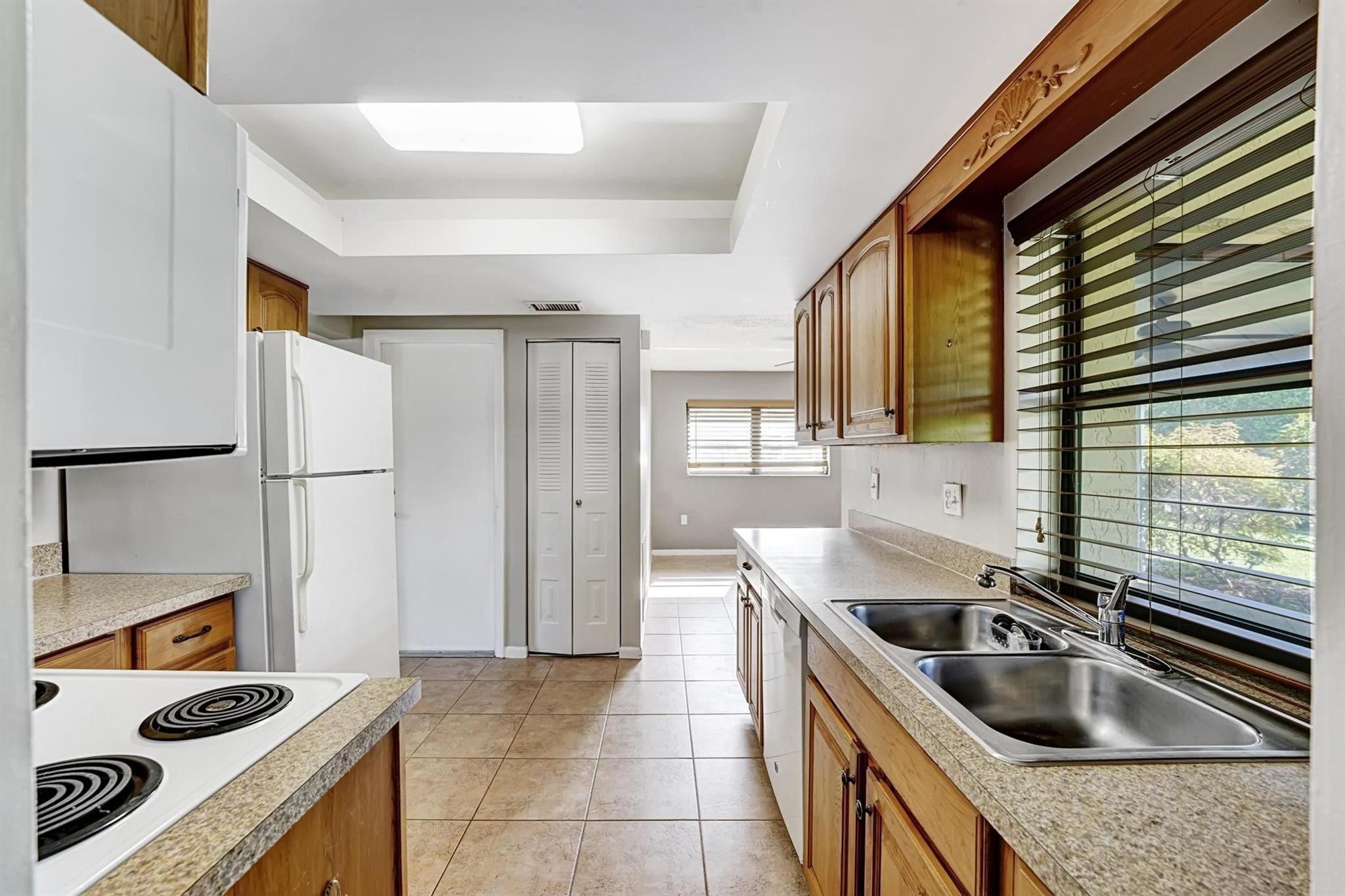 COCO WOOD LAKES SEC 1 - Residential Lease