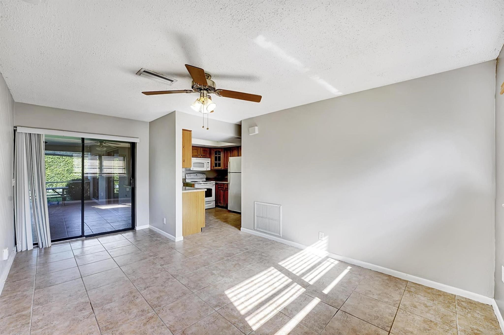 COCO WOOD LAKES SEC 1 - Residential Lease