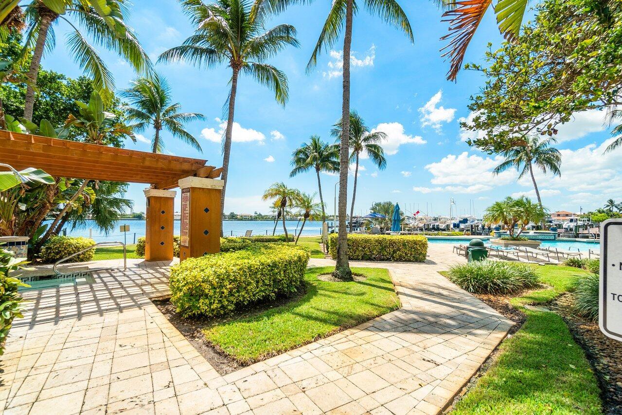 YACHT CLUB ON THE INTRACO - Residential