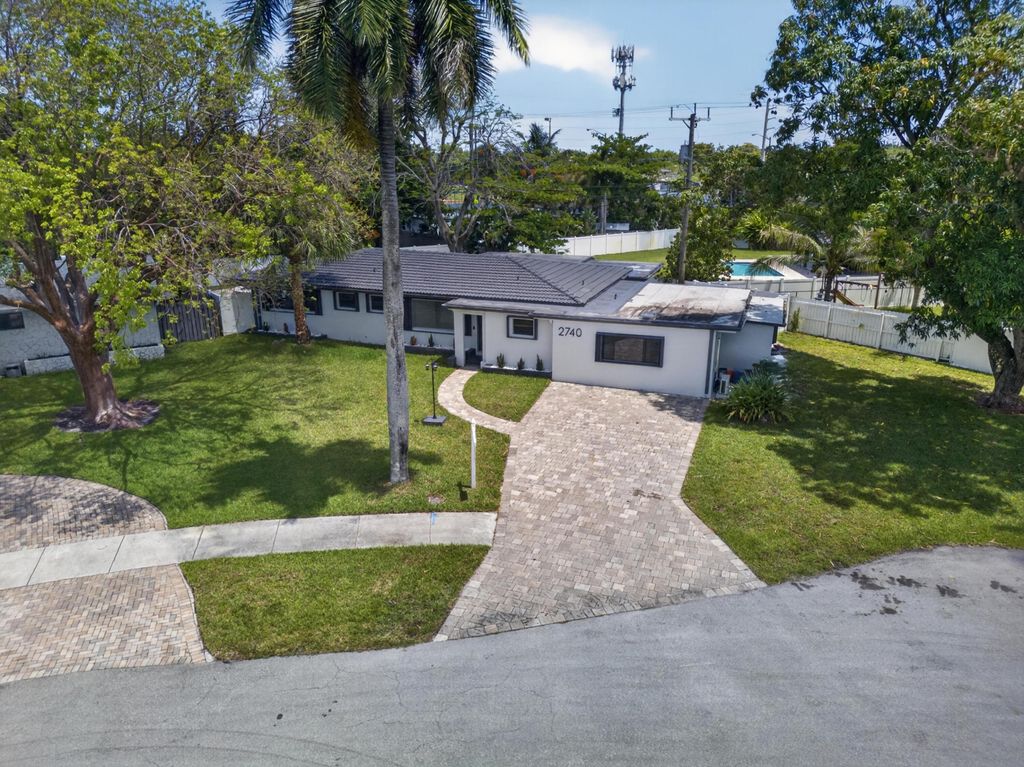 Photo of 2740 NW 9th Lane, Wilton Manors, FL 33311 (MLS # B26029979)