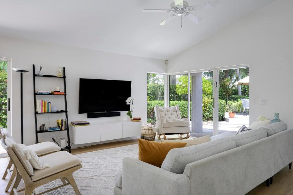 Photo of 32 Admirals Court, Palm Beach Gardens, FL 33418 (MLS # R11133538)