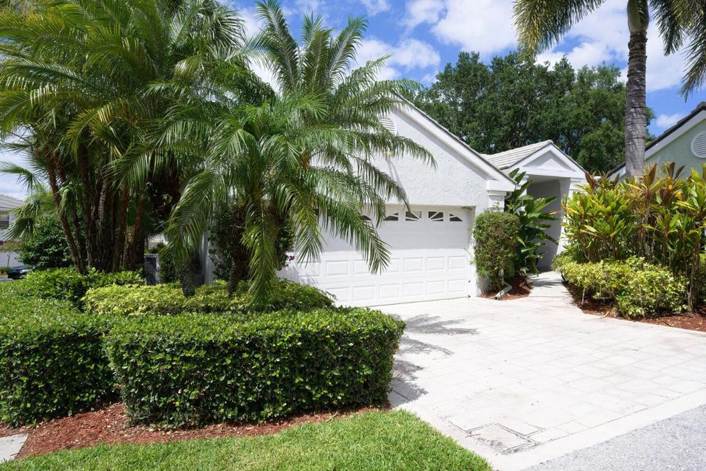 Photo of 32 Admirals Court, Palm Beach Gardens, FL 33418 (MLS # R11133538)