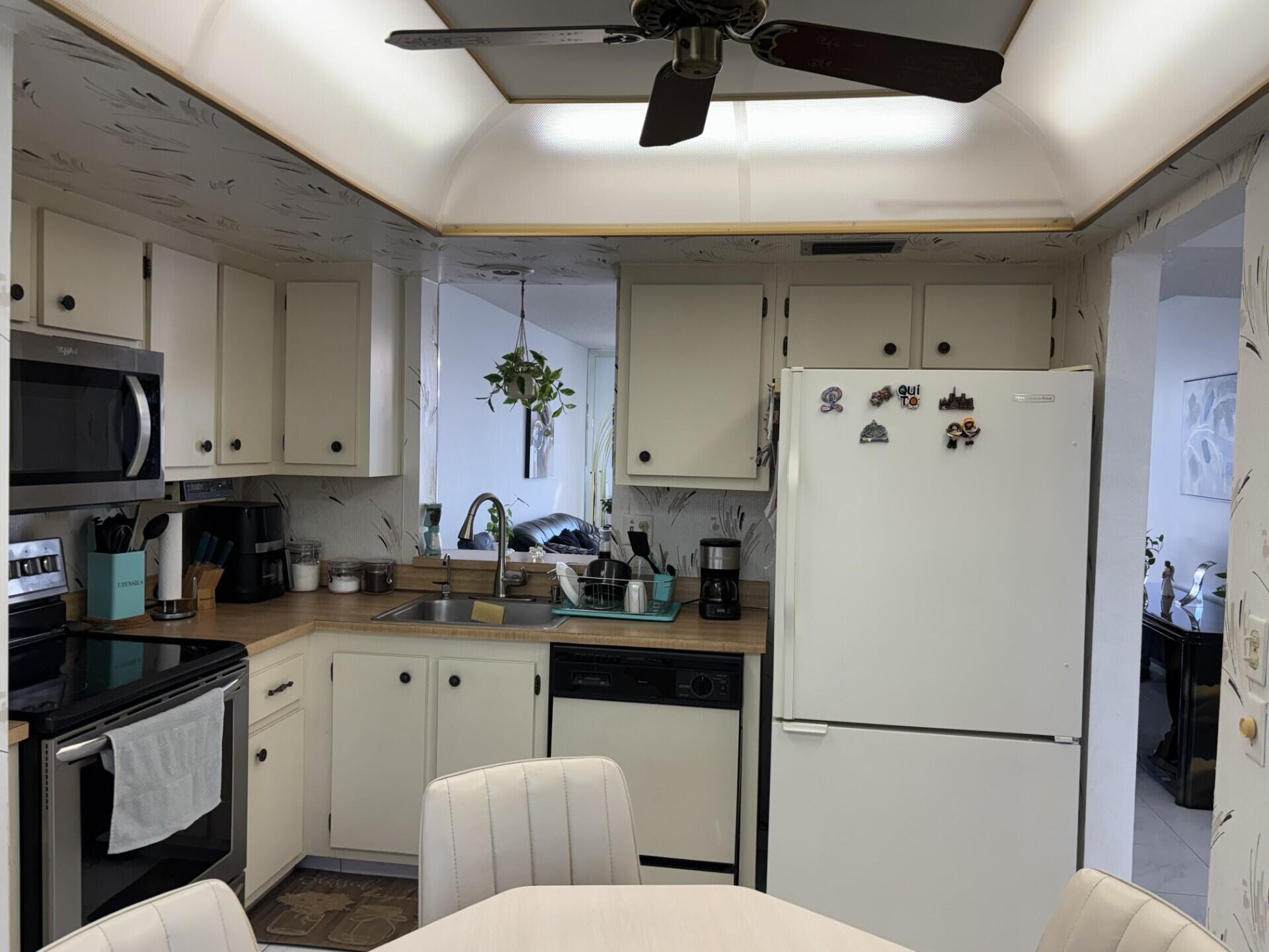 16 OF PALM SPRINGS 2 CONDO - Residential