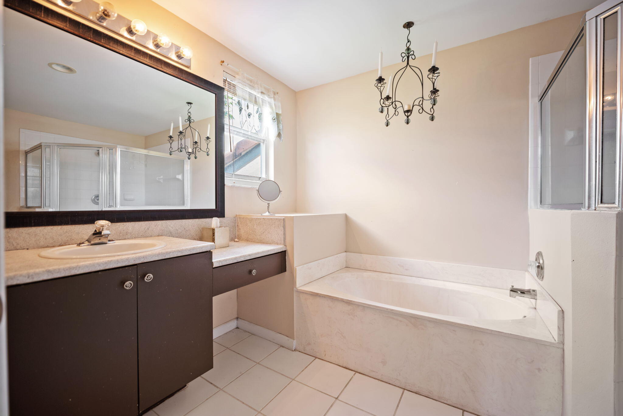 2481 NW 98th Lane, Sunrise, FL, 33322/$460,000 4 2481 NW 98th Lane