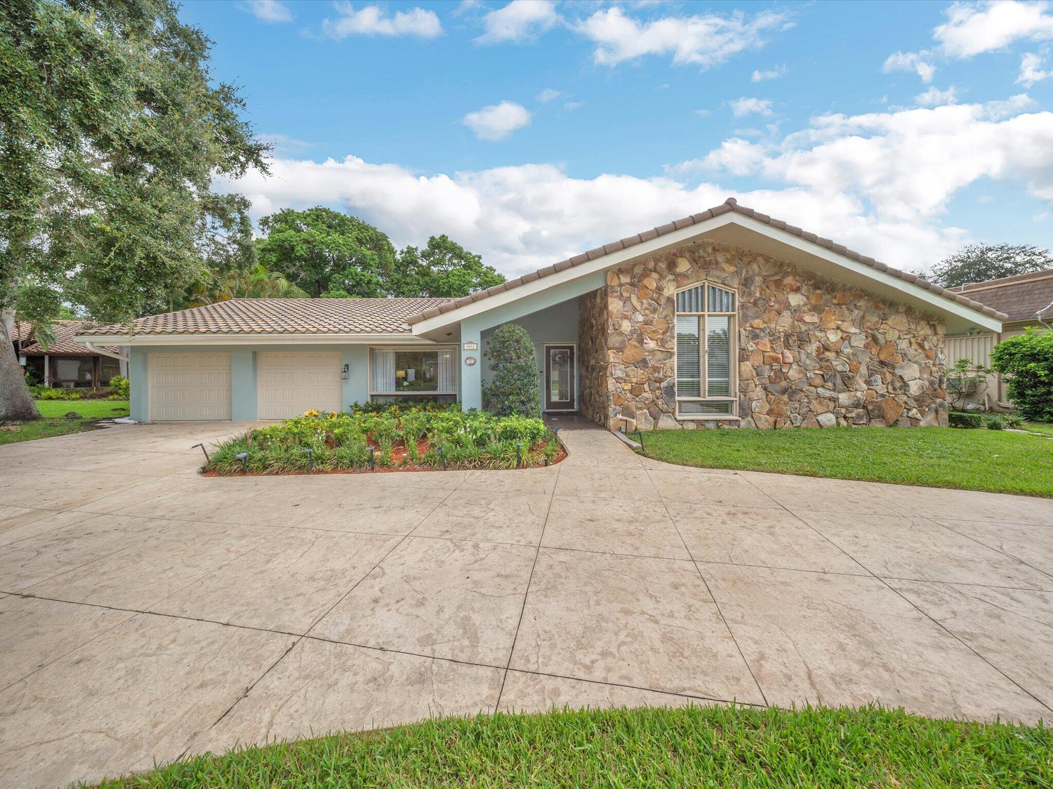 9651 CONCH SHELL Manor