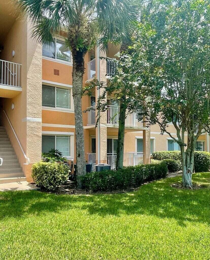 221 SW PALM Drive 104