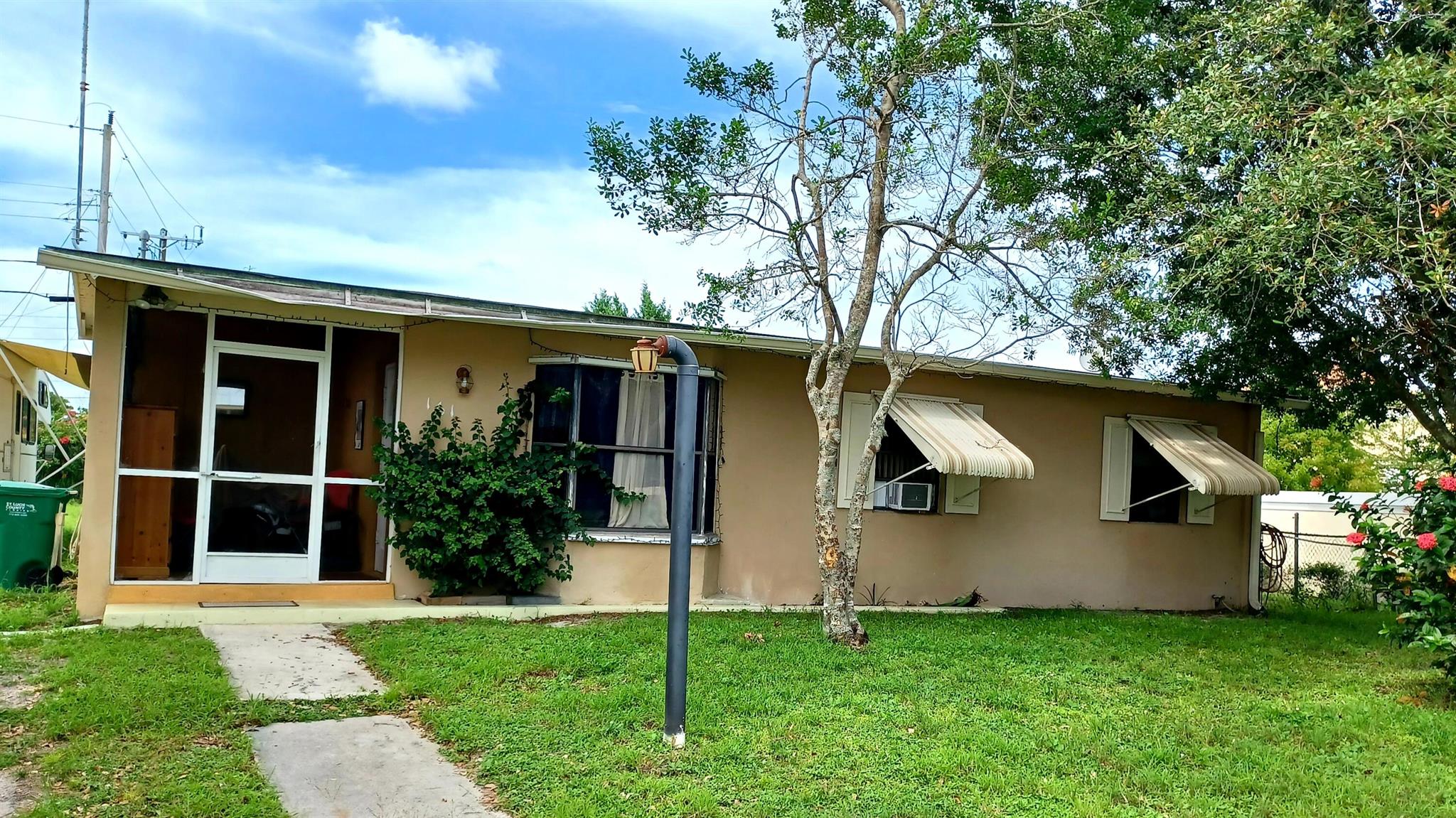 Conveniently located to schools, SLW , I 95, shop's & restaurant & schools ...