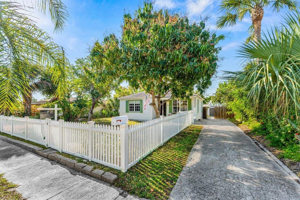 Photo of 810 Franklin Road, West Palm Beach, FL 33405 (MLS # R11165810)