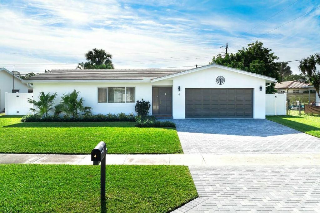 Photo of 4 Tam O Shanter Lane, Boca Raton, FL 33431 (MLS # R11049607)