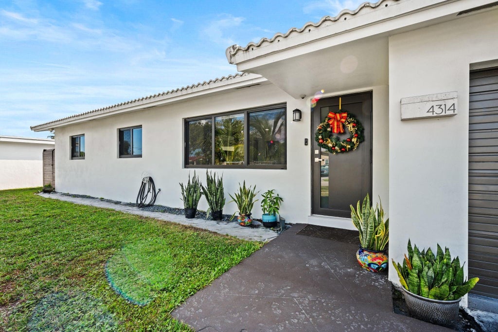 Photo of 4314 Roosevelt Street, Hollywood, FL 33021 (MLS # B26072341)