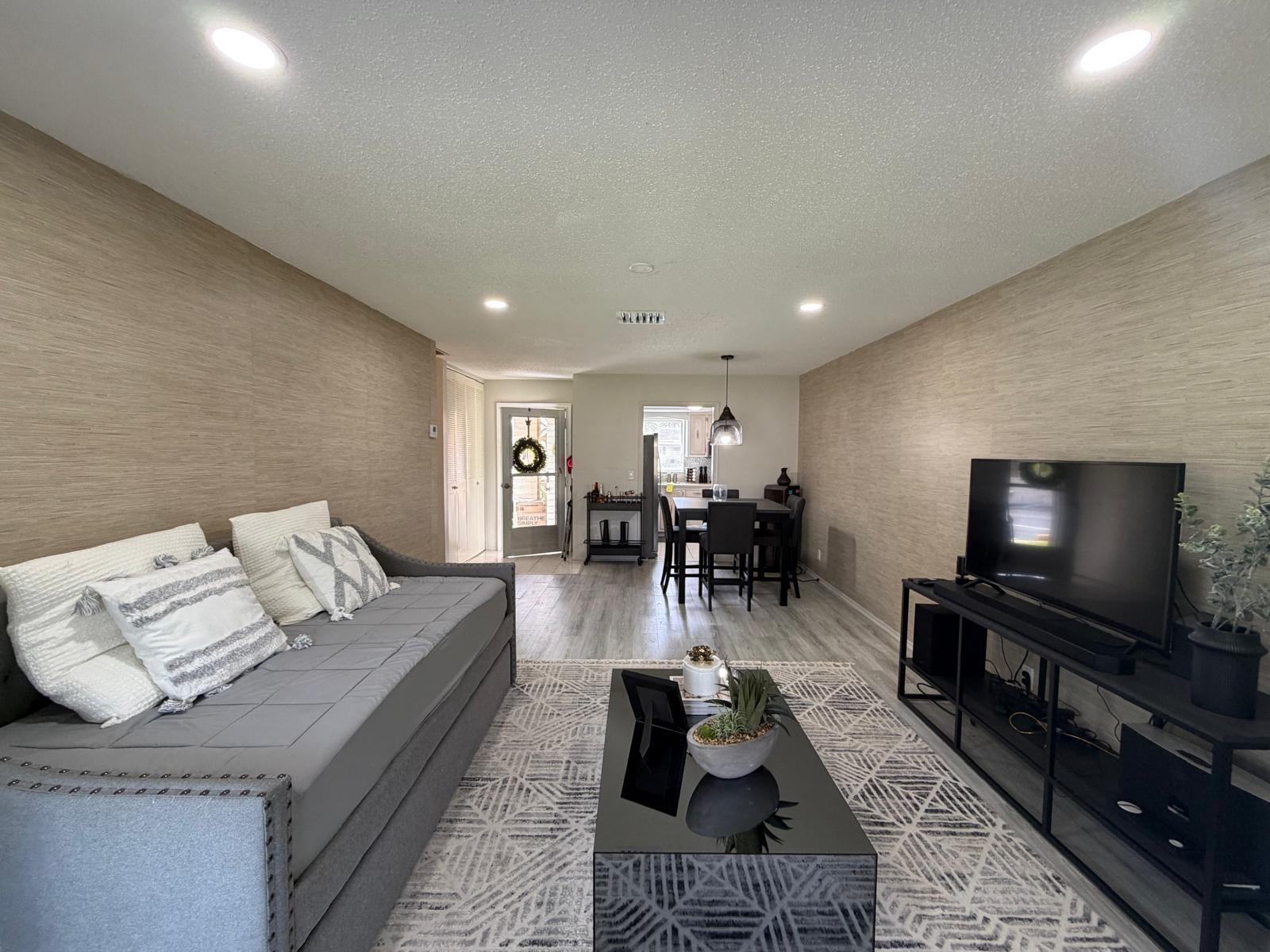 CRESTHAVEN VILLAS CONDO 31 - Residential Lease