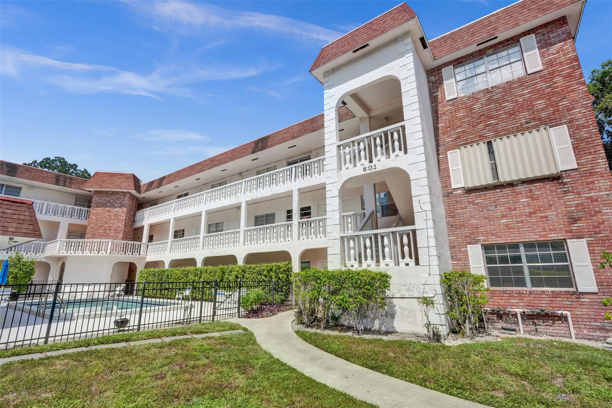 BOUTIQUE RIO VISTA COMPLEX -- RIGHT NEXT TO LAS OLAS & DOWNTOWN. TIDY 2 BED/1 BATH, NEW AC 2023, OPEN KITCHEN. TOP FLOOR LOCATION. LAUNDRY ON SITE, INVITING POOL & CONVENIENT LOCATION TO BEACHES, DINING, SHOPPING & AIRPORT. HEALTHY ASSOCIATION WITH 10 YR INSPECTION & SIRS COMPLETE. INVESTOR FRIENDLY, OK TO LEASE RIGHT AWAY.