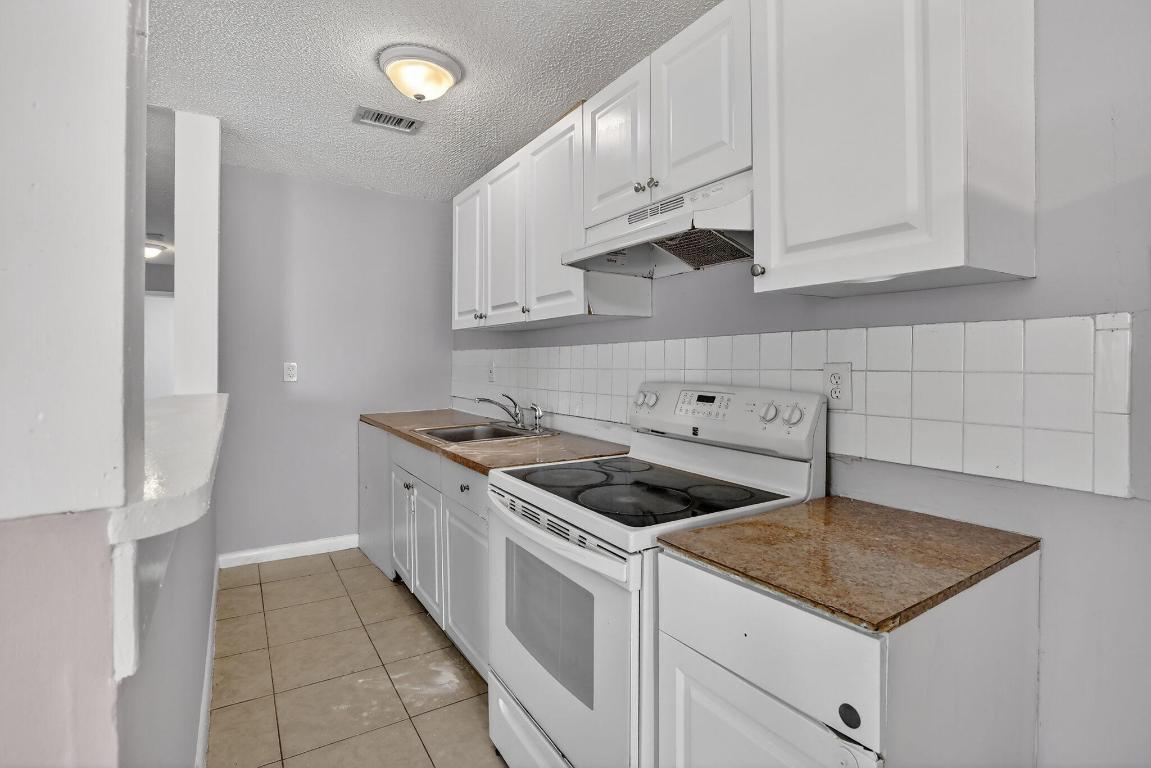 SUNSHINE VILLAS FIRST ADD - Residential Lease