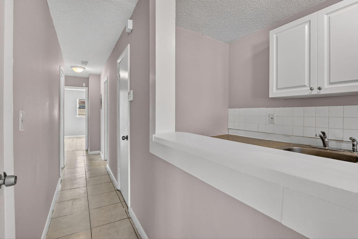 SUNSHINE VILLAS FIRST ADD - Residential Lease