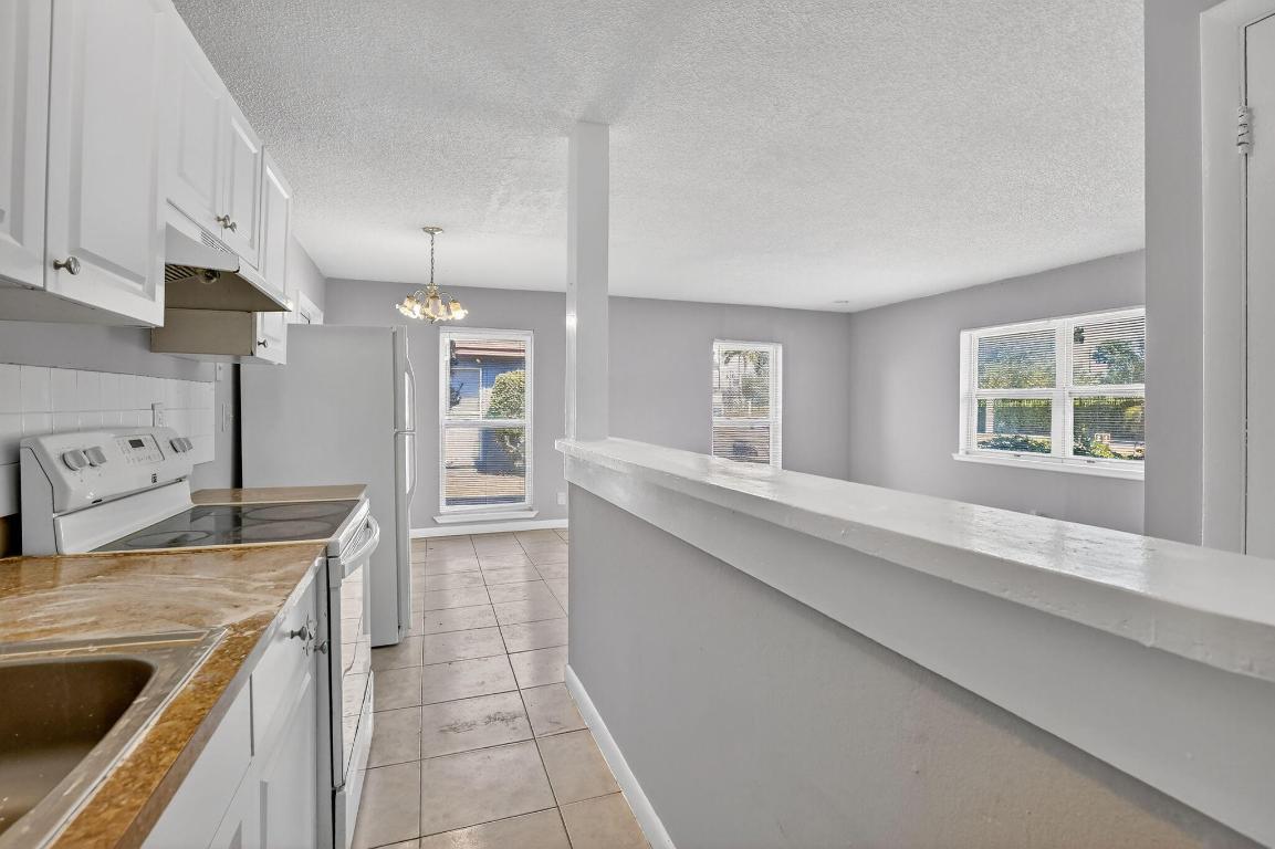 SUNSHINE VILLAS FIRST ADD - Residential Lease