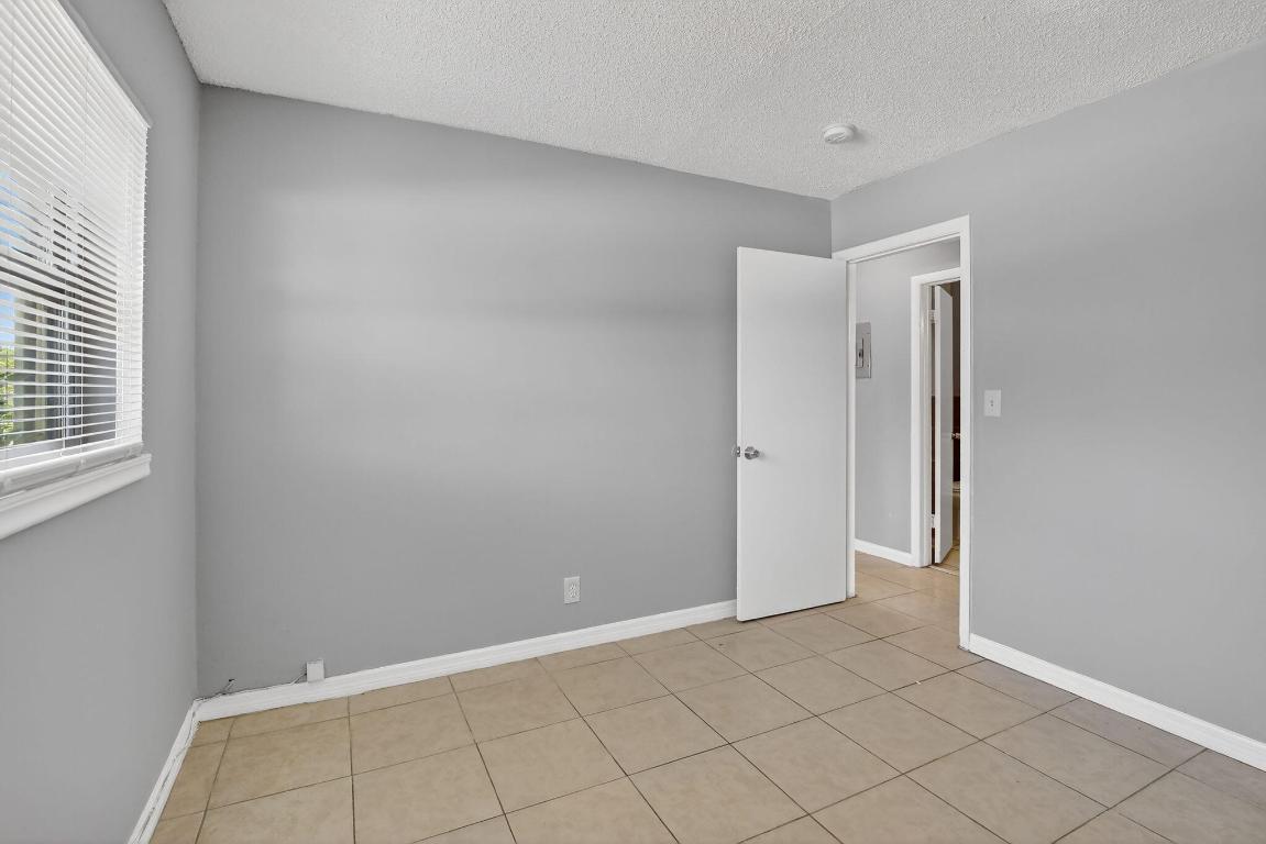 SUNSHINE VILLAS FIRST ADD - Residential Lease