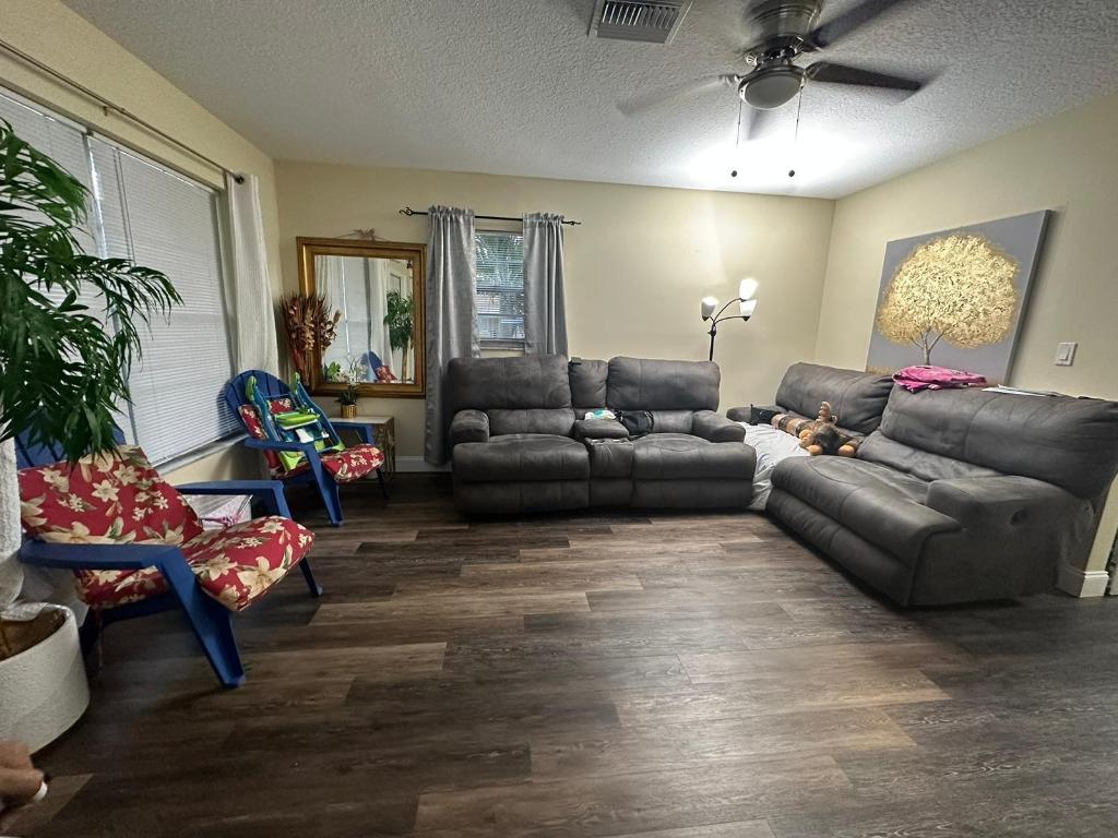 View photos, virtual tours, details... 523 Colonial Road A - B