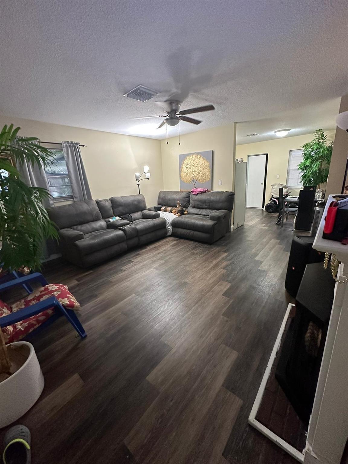 523 Colonial Road A - B