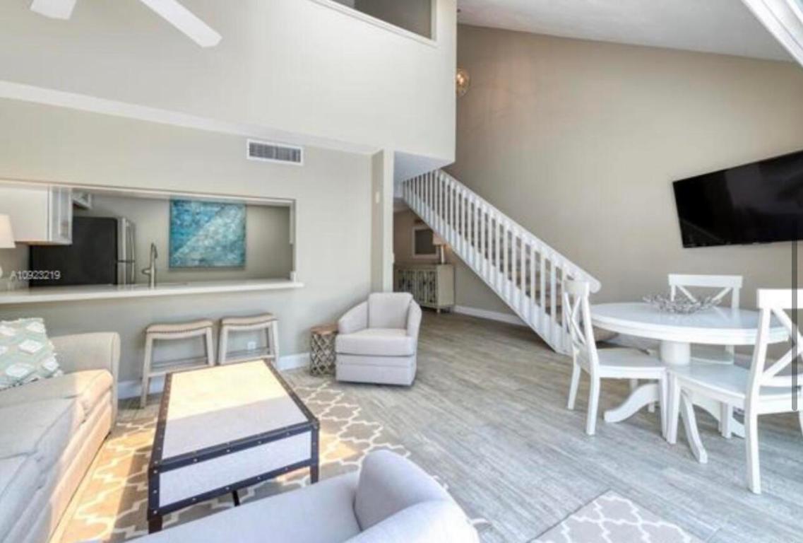 1605 S Us Highway 1 M2-202, Jupiter, FL, 33477/$475,000 3 1605 S Us Highway 1 M2-202