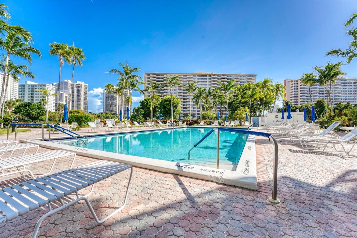 Coral Ridge Towers East - Residential