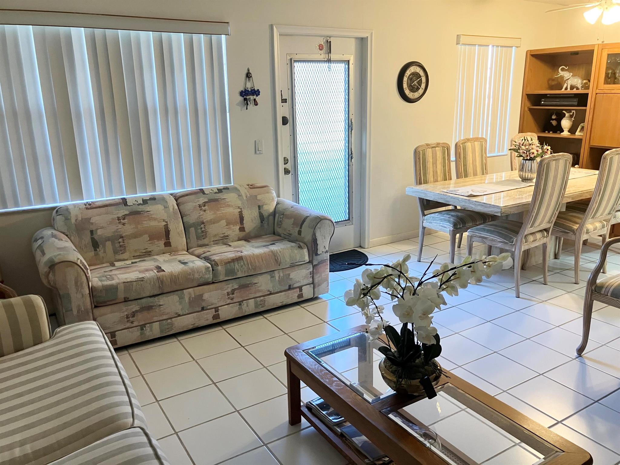 5-6 MONTHS EASONAL RENTAL/ SHORT TERMBEAUTIFUL AND UPGRADED UNIT1st FLOOR - CONVENIENT LOCATION