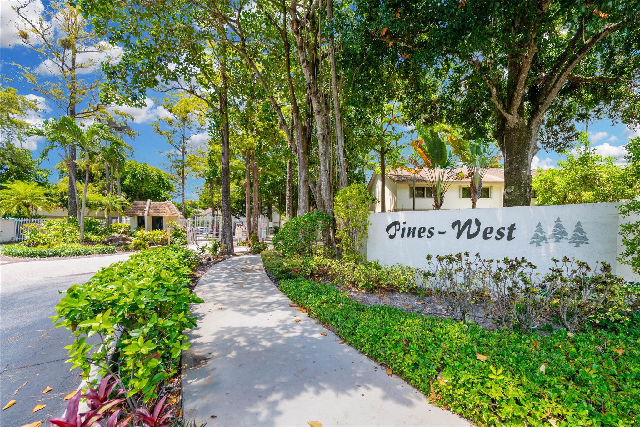 THE PINES OF OAKLAND FORE - Residential