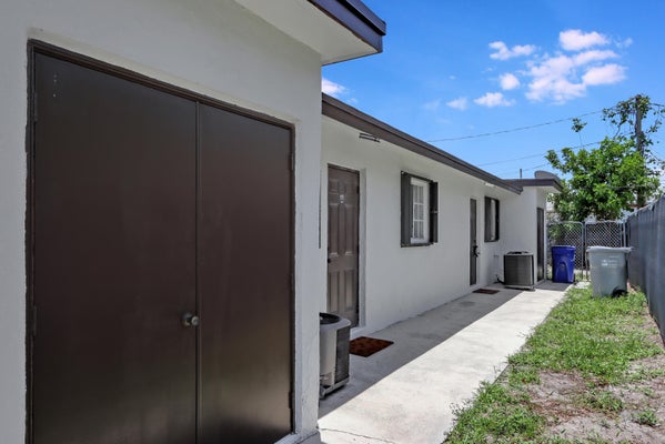 350 NE 25TH CT, POMPANO BEACH, FL 33064 - Image 2b962aa93a0aba7d113307350504e84d/1293993323