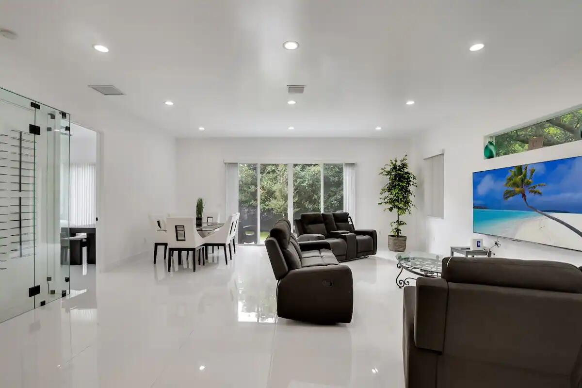 ROOSEVELT GARDENS - Residential