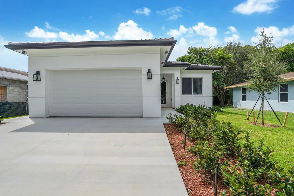 Photo of 2962 NW 10th Court, Fort Lauderdale, FL 33311 (MLS # B26009094)