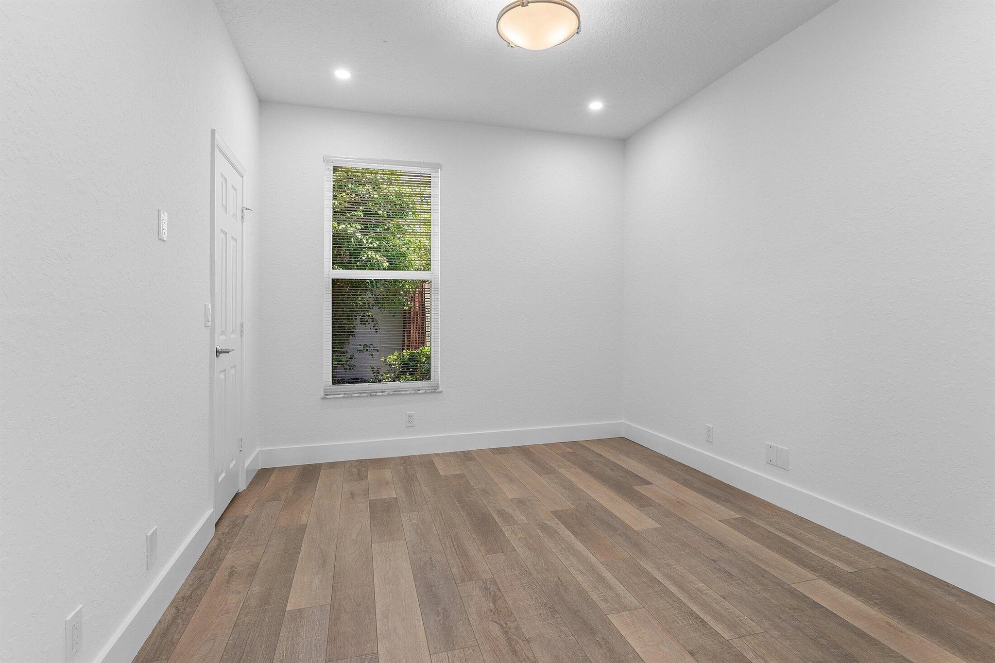 CRYSTAL POINTE 1 - Residential