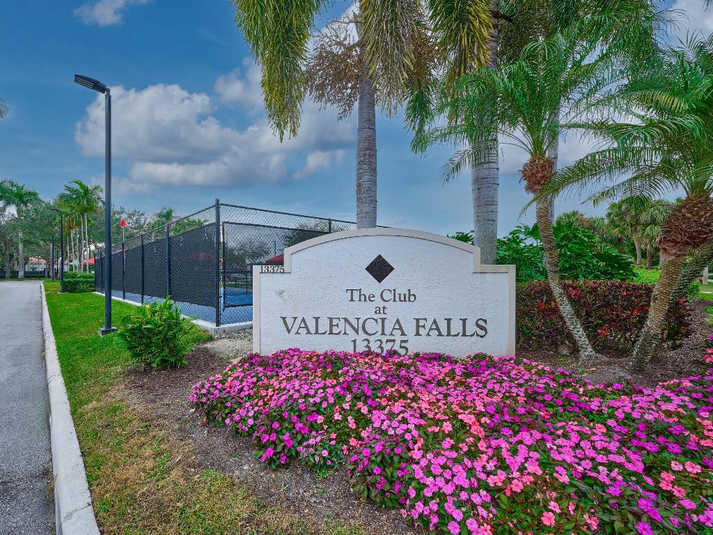 VALENCIA FALLS - Residential