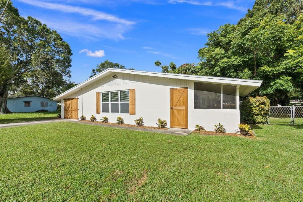 Photo of 2709 S 28th Street, Fort Pierce, FL 34981 (MLS # R10974296)