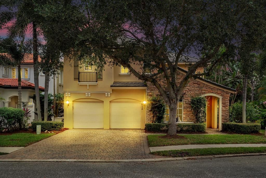 Photo of 1614 Nature Court, Palm Beach Gardens, FL 33410 (MLS # R10757196)