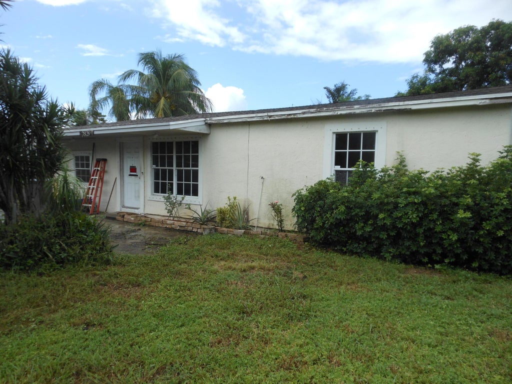 Photo of 2829 SHAWNEE Road, West Palm Beach, FL 33406 (MLS # B26078451)