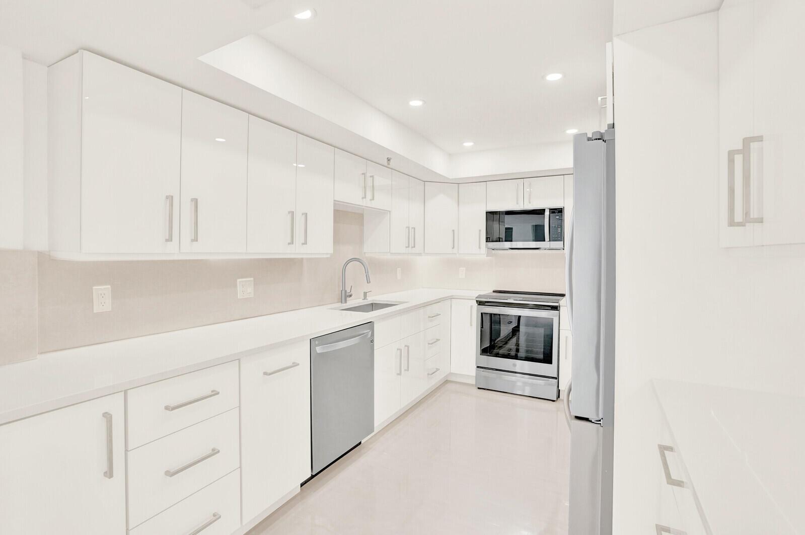 YACHT & RACQUET CLUB OF B - Residential