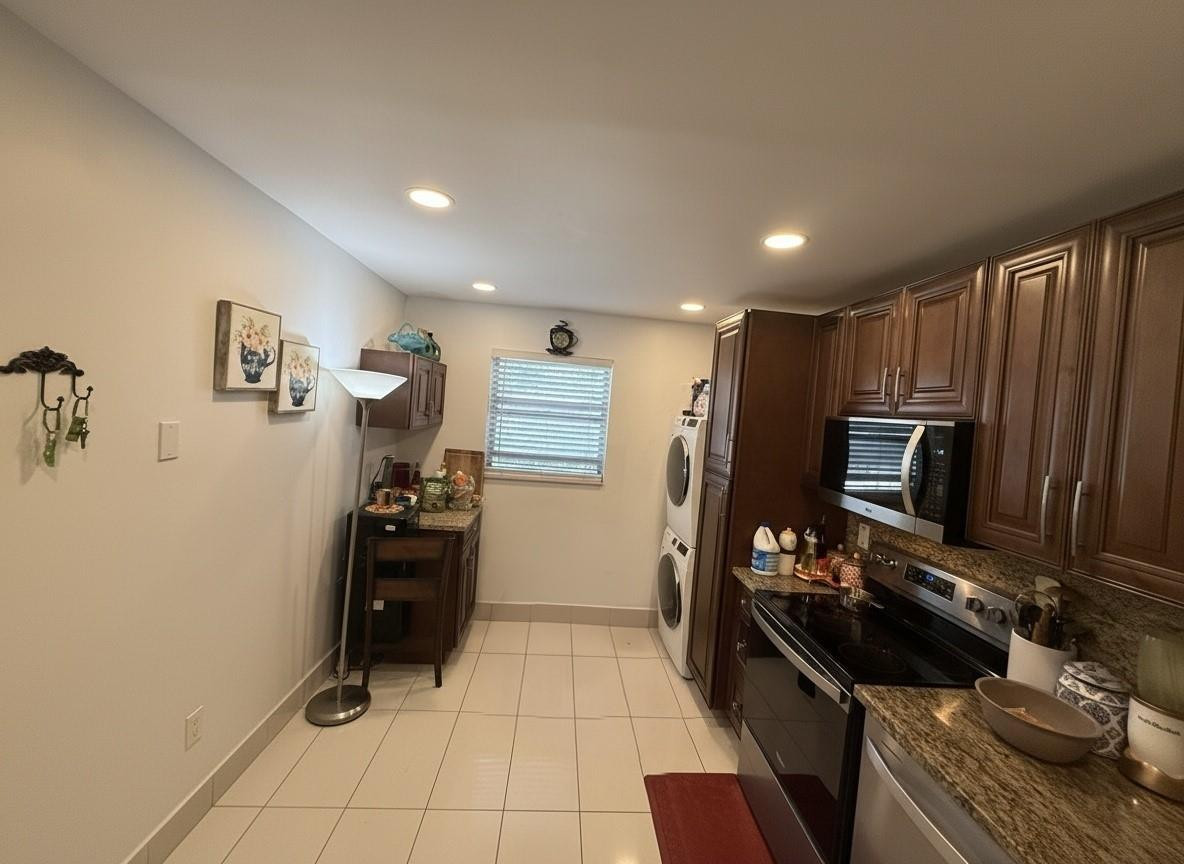 LAKE FOREST CONDO - Residential