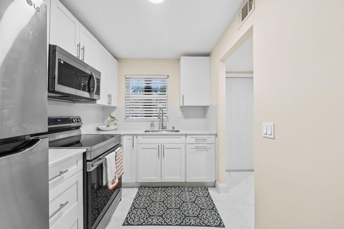 SUNRISE LAKES - Residential