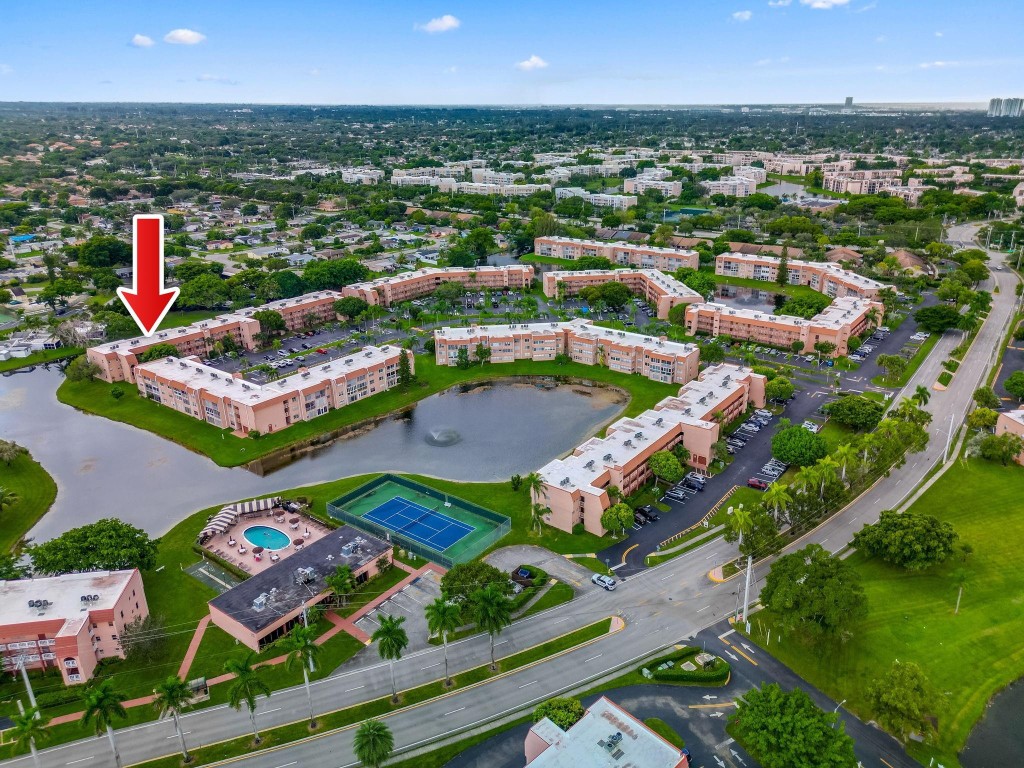 SUNRISE LAKES - Residential