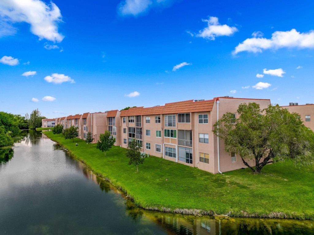 SUNRISE LAKES - Residential