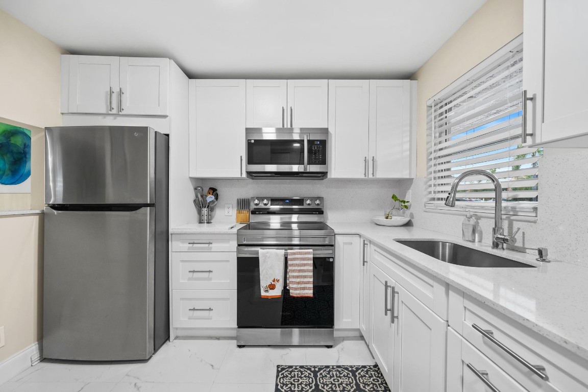 SUNRISE LAKES - Residential