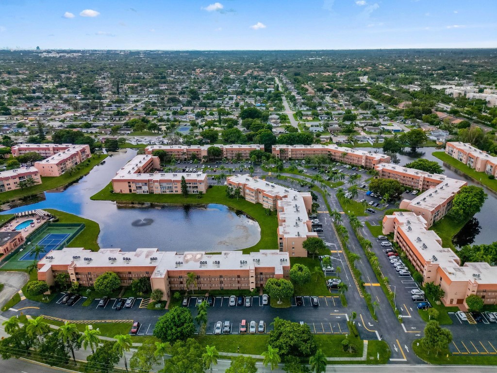 SUNRISE LAKES - Residential