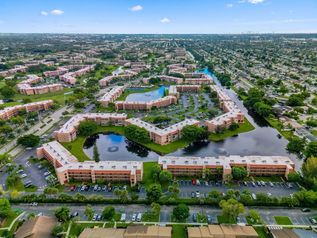 SUNRISE LAKES - Residential