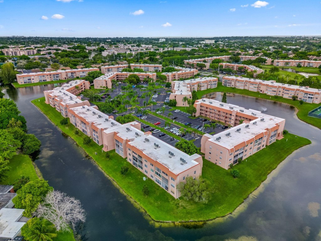 SUNRISE LAKES - Residential