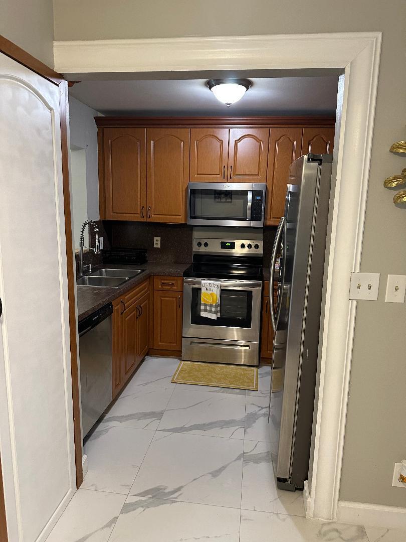 LAKE BOYNTON ESTATES 1 - Residential Lease